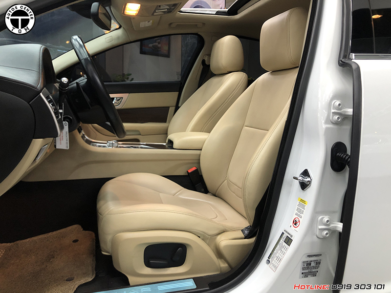 Ghế lái của Jaguar XF 2.0T Premium