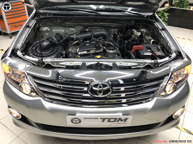 Khoang động cơ trên Toyota Fortuner 2013.