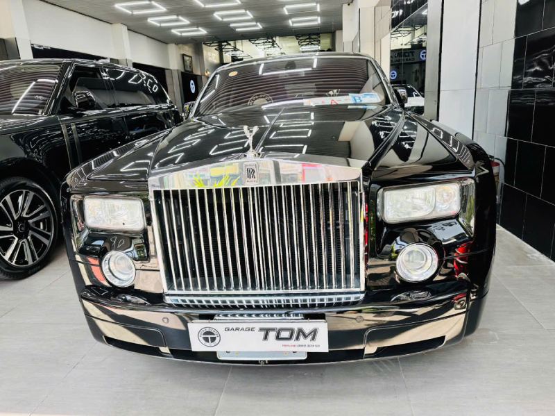 Rolls-Royce Phantom 7 bản ngắn, Phantom 7 bản dài và Range Rover 2022 xanh ngọc lục bảo tại Tom Autos Center.