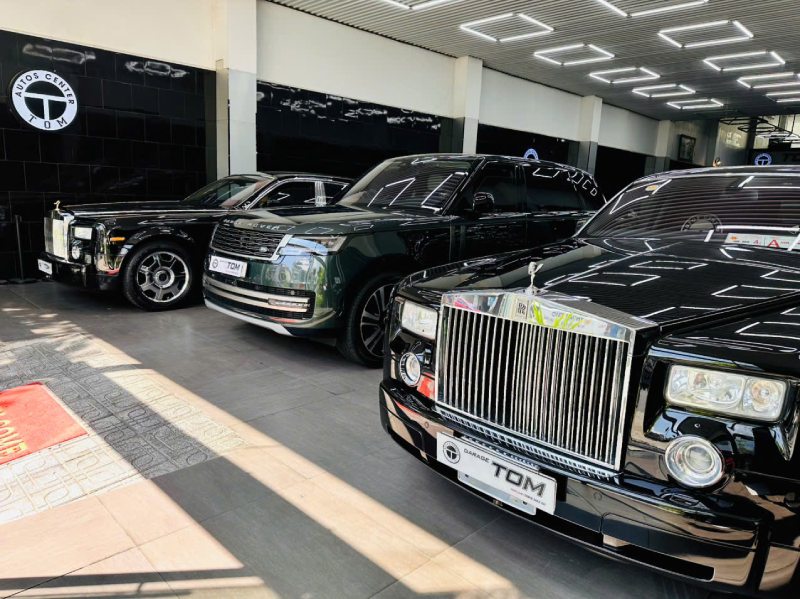 Rolls-Royce Phantom 7 bản ngắn, Phantom 7 bản dài và Range Rover 2022 xanh ngọc lục bảo tại Tom Autos Center.