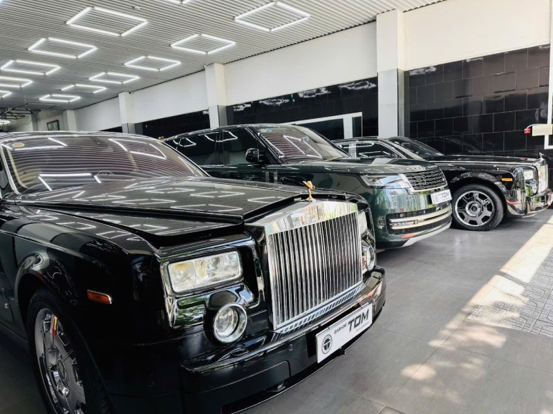 Rolls-Royce Phantom 7 bản ngắn, Phantom 7 bản dài và Range Rover 2022 xanh ngọc lục bảo tại Tom Autos Center.