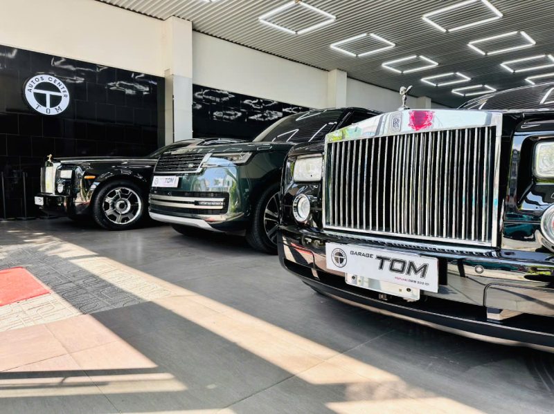 Rolls-Royce Phantom 7 bản ngắn, Phantom 7 bản dài và Range Rover 2022 xanh ngọc lục bảo tại Tom Autos Center.