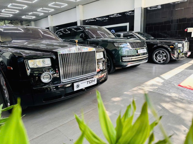 Rolls-Royce Phantom 7 bản ngắn, Phantom 7 bản dài và Range Rover 2022 xanh ngọc lục bảo tại Tom Autos Center.