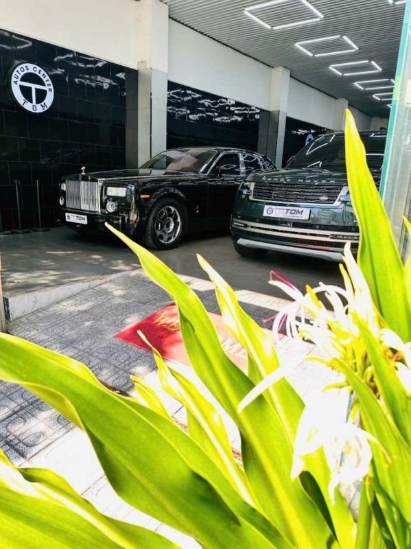 Rolls-Royce Phantom 7 bản ngắn, Phantom 7 bản dài và Range Rover 2022 xanh ngọc lục bảo tại Tom Autos Center.